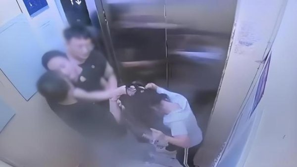 同花财富 11岁女孩独自乘电梯 遭成年男子撕扯头发暴力拖拽 醉酒施暴引关注