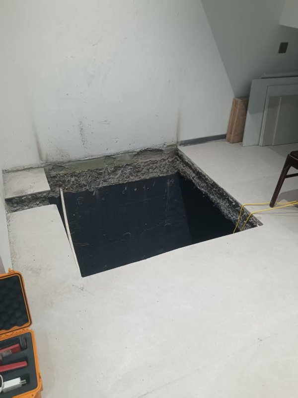 逸富盈策略 晨意帮忙丨1楼业主在客厅开凿地洞通往自家地下室，邻居担心安全！回应：正在做检测