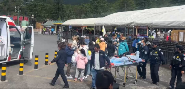 丰云股票 12岁男孩落景区大巴上坐过站，导游“未清点人数、态度不好”遭孩子父亲殴打；玉龙雪山警方：正侦办